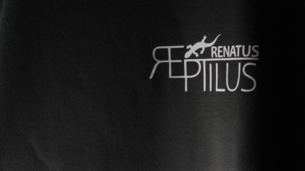 Pull avec le logo de la marque Renatus Reptilus pour illustré l'accueil et la rubrique de notre histoire.